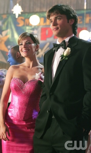 TheCW Staffel1-7Pics_307.jpg - SMALLVILLE"Spirit" (Episode #419)Image #SM419-5058Pictured (l-r): Erica Durance as Lois Lane, Tom Welling as Clark KentCredit: © The WB/Michael Courtney